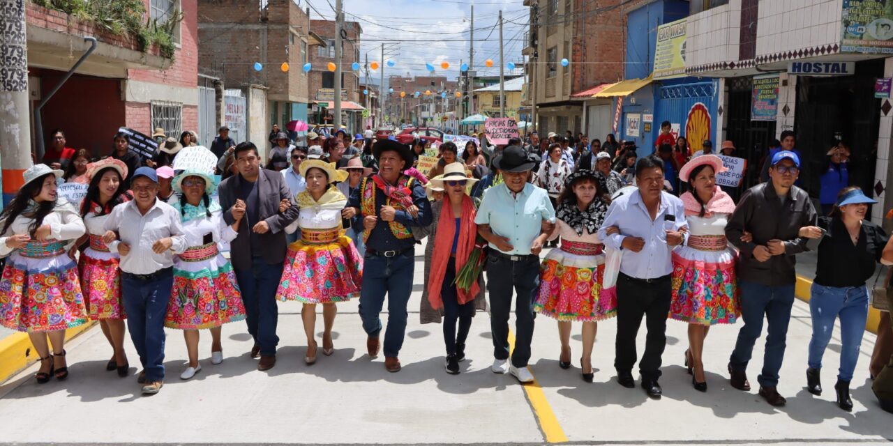 CHILCA INAUGURA NUEVA PAVIMENTACIÓN DEL JR. AREQUIPA