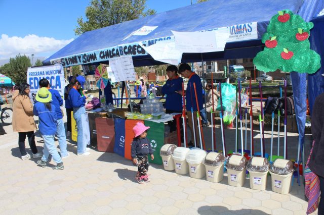 VECINOS DE CHILCA CAMBIARON CARTONES Y BOTELLAS POR PLANTAS