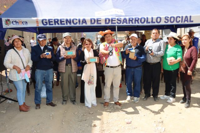 ALCALDE DAMAS ENTREGA OBRA DE AGUA POTABLE EN EL JR. MARISCAL CÁCERES