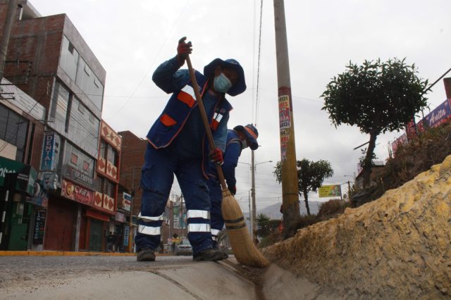 LIMPIAN BERMAS Y CUNETAS EN LA AV. 9 DE DICIEMBRE