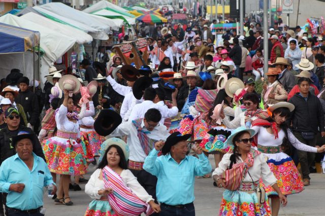 CON COLORIDO PASACALLE, CHILCA DA INICIO FIESTA DE SANTIAGO