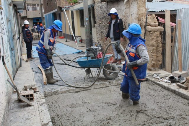CHILCA SIGUE CAMBIANDO CON TRABAJOS DE PISTAS Y VEREDAS EN EL BARRIO TORRE TAGLE