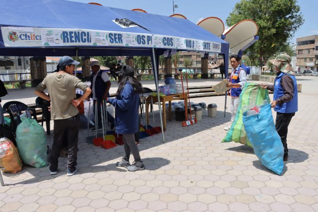 VECINOS DE CHILCA CAMBIARON CARTONES Y BOTELLAS POR PLANTAS