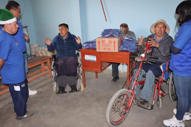CHILCA ENTREGA PANETONES EN FAVOR DE LAS PERSONAS CON DISCAPACIDAD