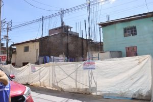 PARALIZAN OBRA POR OCUPAR VEREDA Y PARTE DE LA PISTA EN CHILCA