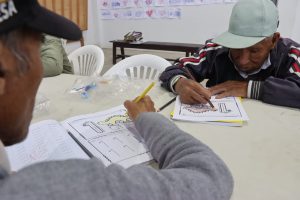 CON MUCHO ENTUSIASMO ADULTOS MAYORES DE CHILCA SIGUEN APRENDIENDO A LEER Y ESCRIBIR