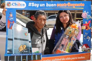 PAPÁS PUNTUALES RECIBEN CANASTAS POR CUMPLIR CON SUS TRIBUTOS