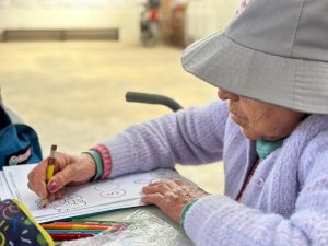 CONTINÚAN CLASES DE ALFABETIZACIÓN PARA ADULTOS MAYORES EN CHILCA