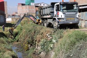CHILCA CONSIGUE MAQUINARIA Y COMBUSTIBLE PARA DESCOLAMATAR RÍOS Y CANALES