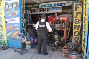 EN CHILCA FISCALIZAN Y SANCIONAN NEGOCIOS POR OCUPAR VÍAS PUBLICAS
