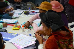 ADULTOS MAYORES AVANZAN EN SUMAS Y RESTAS