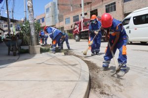 LIMPIAN CUNETAS Y ALCANTARILLAS PARA PREVENIR INUNDACIONES EN CHILCA